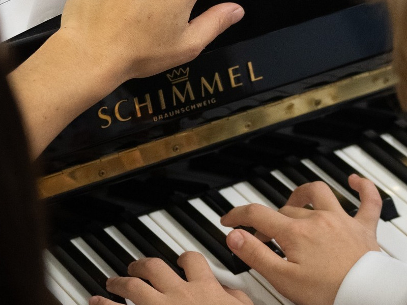 Lezione individuale di musica insegnante e studente con pianoforte