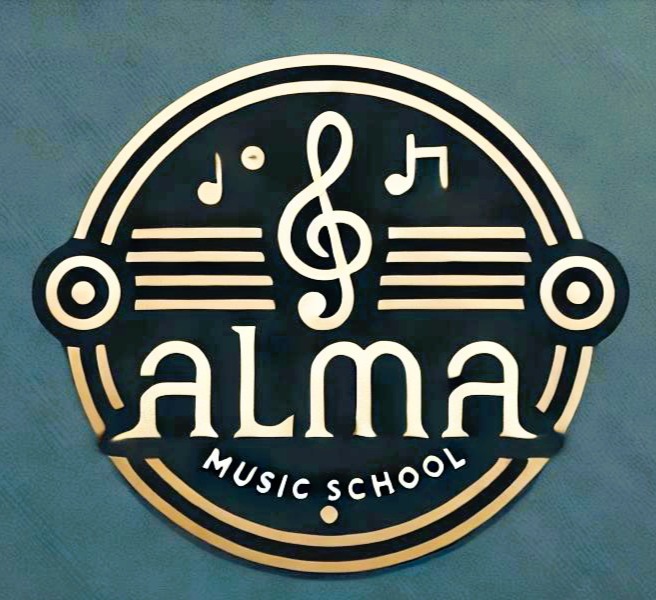 Studenti di musica che suonano strumenti alla scuola Alma Music School di Colleverde di Guidonia (RM)